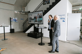 Zwei Männder stehen auf der Bühne und sprechen